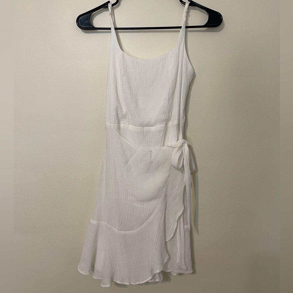 3/$15 ❤️ White Ruffled Asymmetrical Wrap Dress